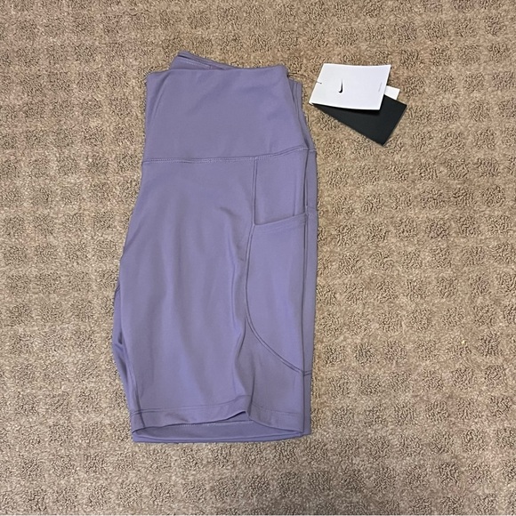 NWT Nike One High-Waisted Biker Shorts with Pockets - Picture 2 of 5